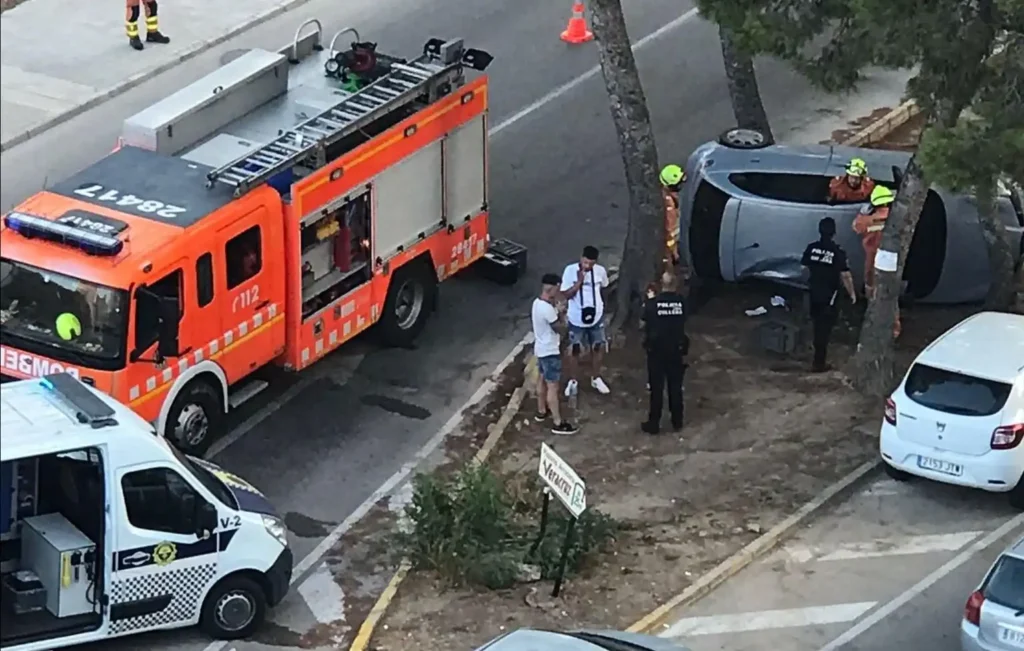 Accidente Impactante en Cullera: Un Vehículo Atraviesa un Bloque de Apartamentos