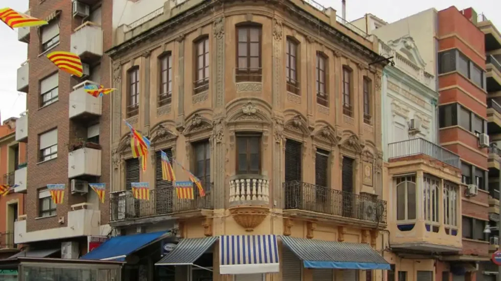 La Influencer Cristina Gilabert Adquiere un Emblemático Palacete en Torrent