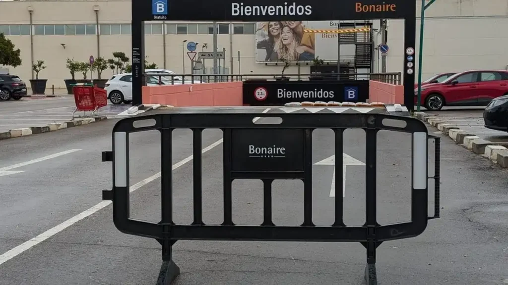 Cierre Total del Centro Comercial Bonaire por Alerta Meteorológica en Valencia
