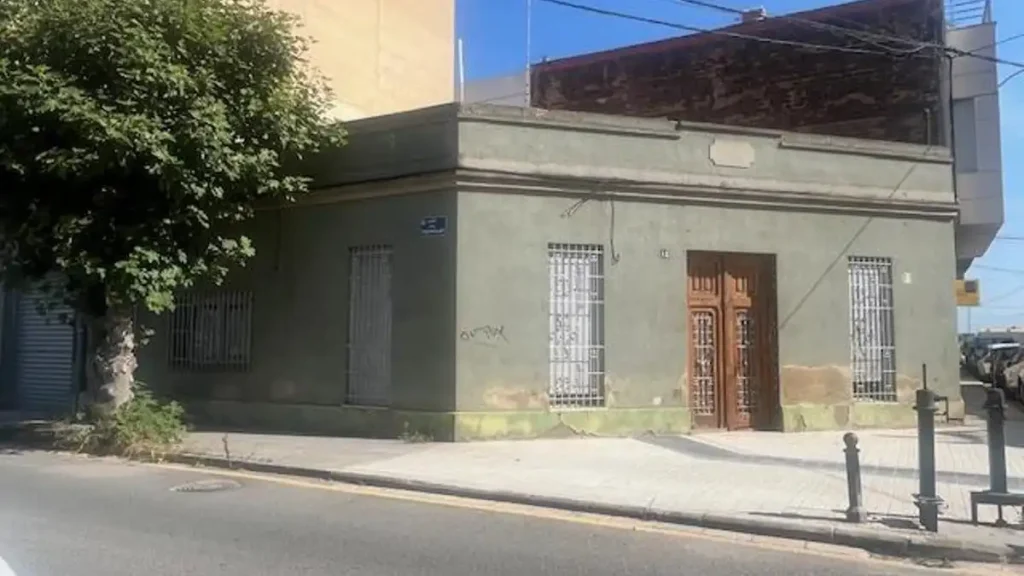 Oportunidad Inmobiliaria en Castellar: Una Casa con Potencial en Valencia